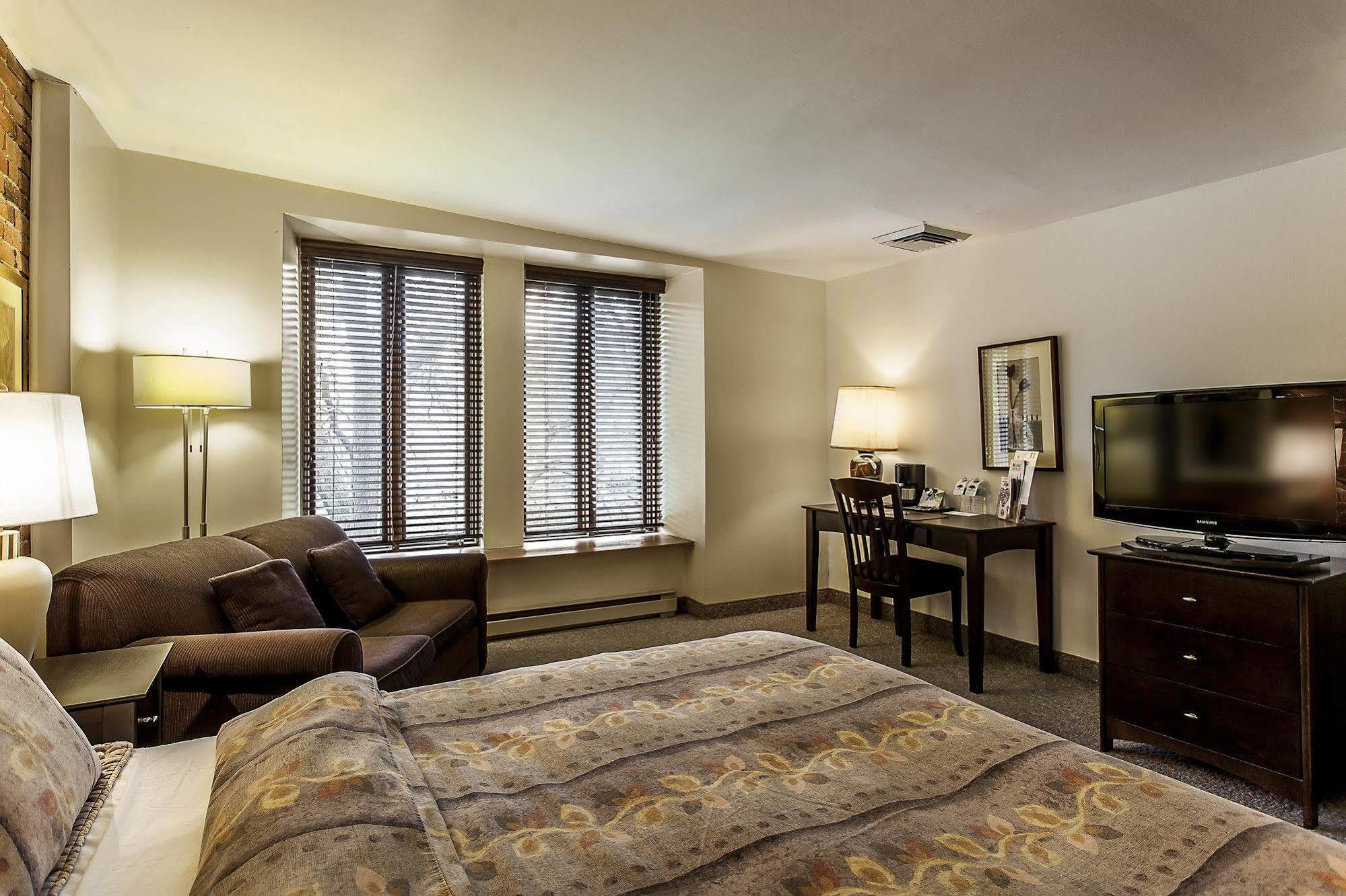 โอแบร์ฌ เดอ ลา ฟงแตน Hotel มอนทรีอัล ภายนอก รูปภาพ