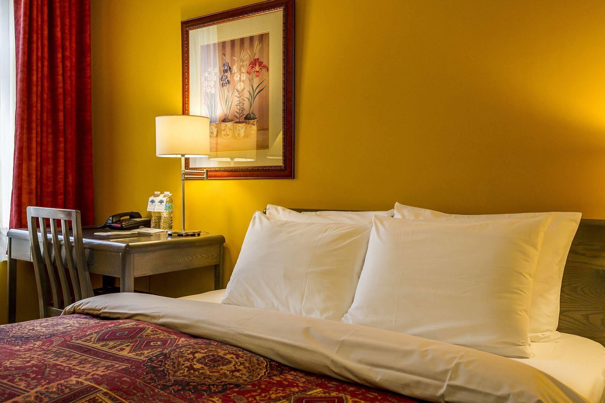 โอแบร์ฌ เดอ ลา ฟงแตน Hotel มอนทรีอัล ภายนอก รูปภาพ